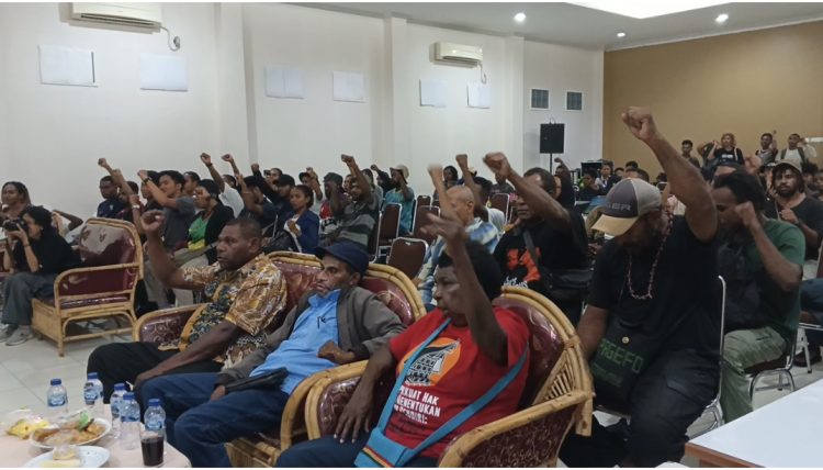 Mama Yasinta Moiwend (kaos merah) bersama masyarakat di Kota Jayapura merespon yel-yel: Tolak PSN, usai nobar Pre-lounching film dokumenter "Pesta Babi: Kolonialisme di Zaman Kita" sebagai ajang menjaring pendapat dari masyarakat Papua terkait isi dokumenter tersebut, di Jayapura, Maret 2026 lalu. (Foto: Cornelia Mudumi)