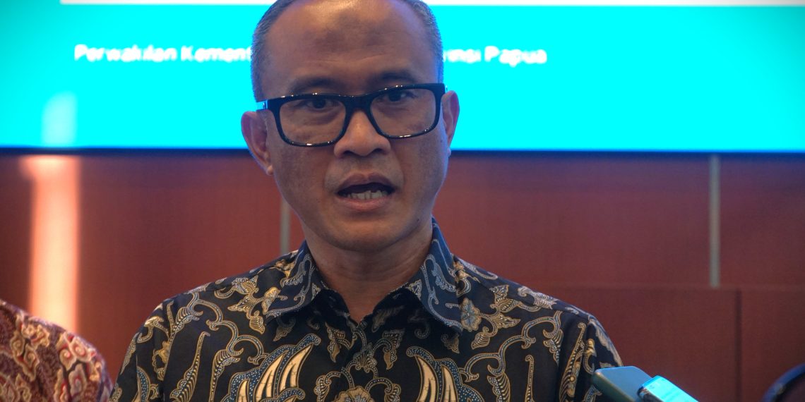 Kepala Kantor Wilayah Direktorat Jenderal Pajak Papua, Papua Barat, dan Maluku (Kanwil DJP Papabrama), Sekti Widihartanto saat diwawancarai. (Foto: Darul Muttaqin)