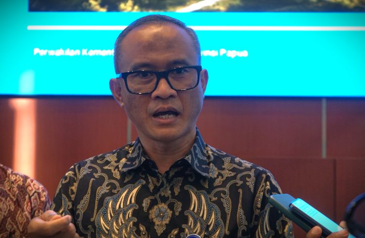Kepala Kantor Wilayah Direktorat Jenderal Pajak Papua, Papua Barat, dan Maluku (Kanwil DJP Papabrama), Sekti Widihartanto saat diwawancarai. (Foto: Darul Muttaqin)