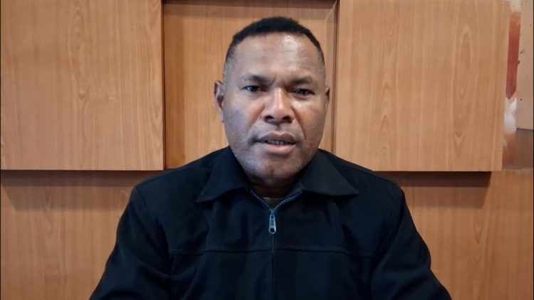 Ketua Dewan Presidium Masyarakat Adat Tabi Provinsi Papua, Ismael Isack Mebri saat memberikan Imbauannya. (Foto: Darul Muttaqin)