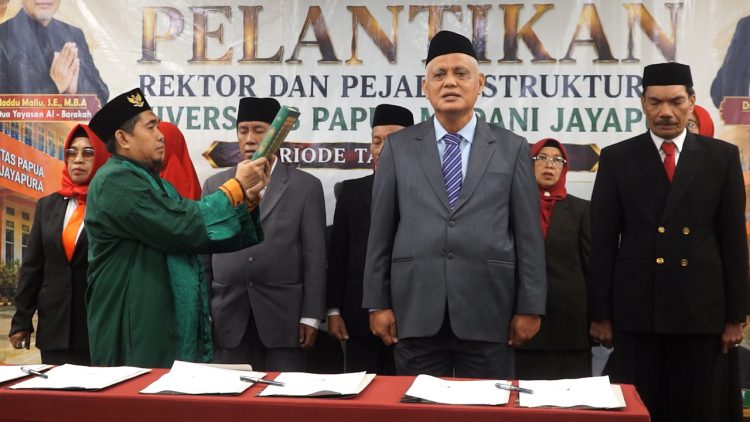 Prosesi Pelantikan dan Pengucapan Sumpah/Janji jabatan Rektor dan Pejabat Struktural Universitas Papua Madani Jayapura. (Foto: Darul Muttaqin)