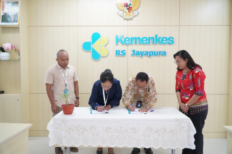 Direktur Utama RSUP Jayapura, Dr. dr. Petronella Marcia Risamasu, M.Ked. Trop., bersama Branch Manager PT Taspen Kantor Cabang Jayapura, Theofilus Amfotis dalam penandatanganan PKS di RSUP Jayapura, Rabu (3/6/2026). Foto: Istimewa
