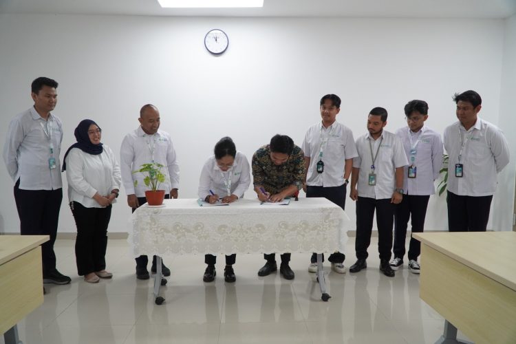 Direktur Utama RSUP Jayapura, Dr. dr. Petronella Marcia Risamasu, M.Ked. Trop., bersama Kepala Cabang PT Cito Putra Utama Jayapura, dr. Hezron Bumbungan, Theofilus Amfotis dalam penandatanganan PKS di RSUP Jayapura, Kamis (4/6/2026). Foto: Istimewa