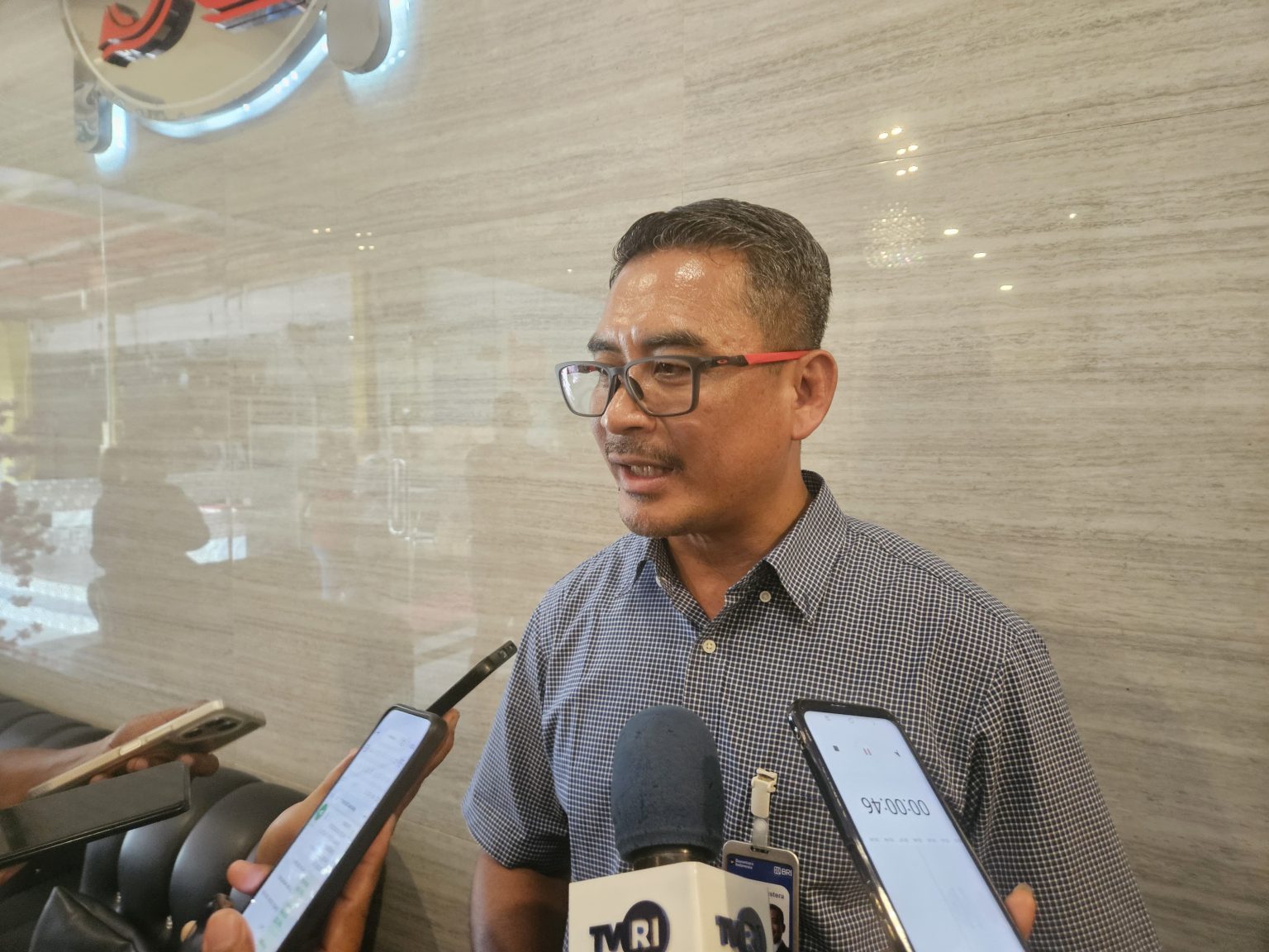 Regional Micro Banking Head I Wayan Mestera saat di wawancarai. (Foto: Cornelia Mudumi)