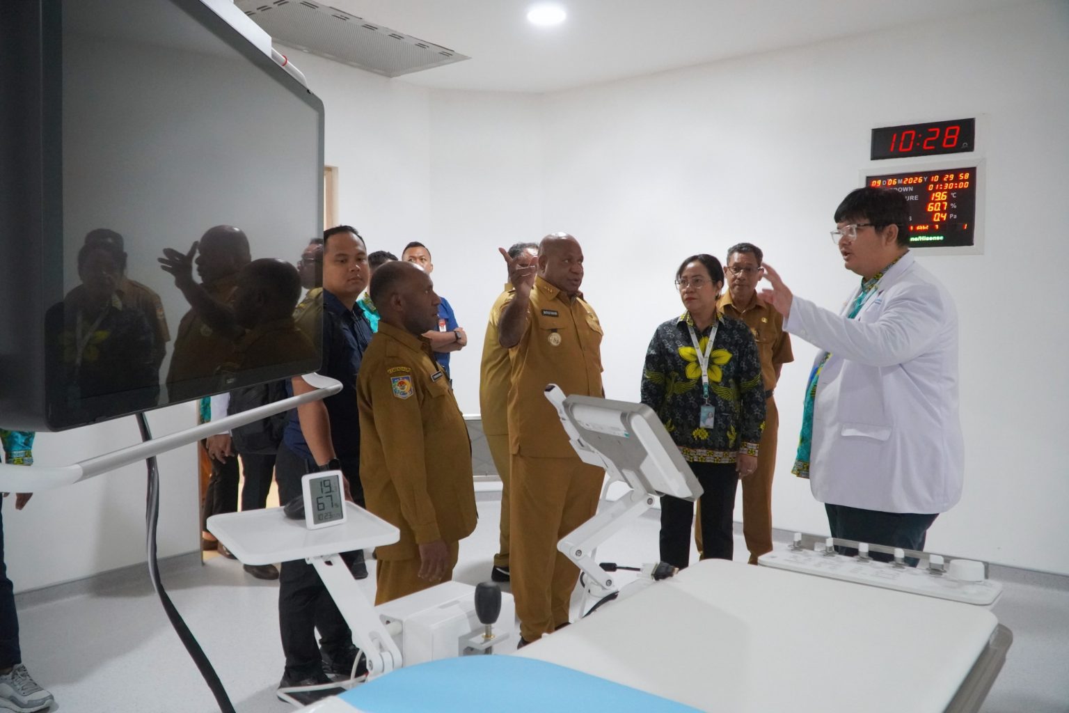 Gubernur Papua, Matius D. Fakhiri meninjau sejumlah unit pelayanan RSUP Jayapura. (Foto: Istimewa)