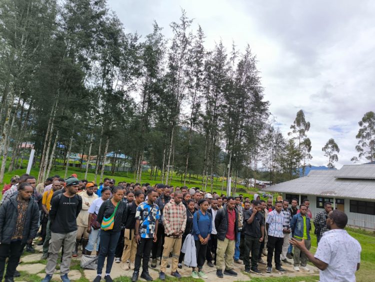 Para peserta mendapat pengarahan dari panitia  seleksi (pihak Binterbusih) di halaman SMA N1 Ilaga. (Foto: Istimewa)