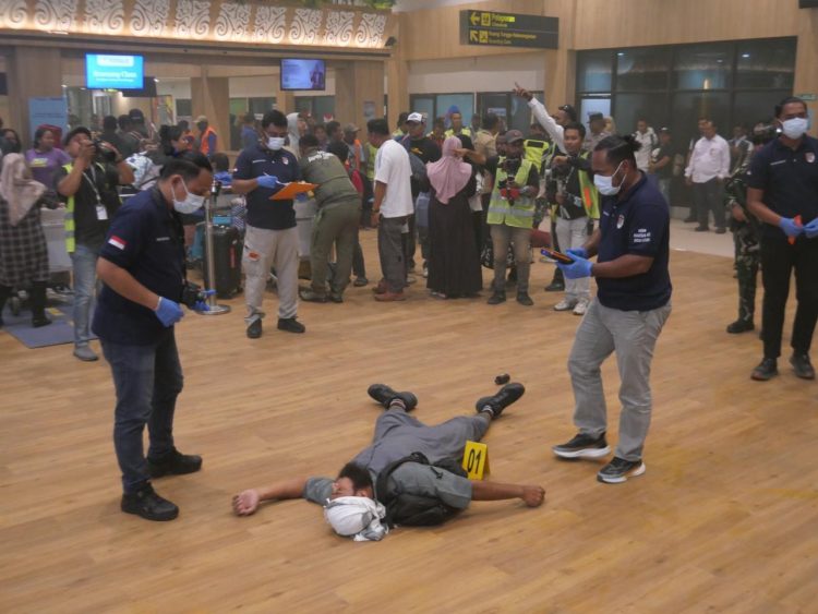 Simulasi Kecelakaan Pesawat hingga Penyanderaan Warnai Airport Emergency Exercise di Sentani. (Foto: Cornelia Mudumi)