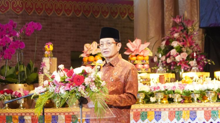 Menteri Agama (Menag) Nasaruddin Umar saat memberikan sambutannya dalam peringatan Hari Tri Suci Waisak 2570 B.E. (Foto: Istimewa)