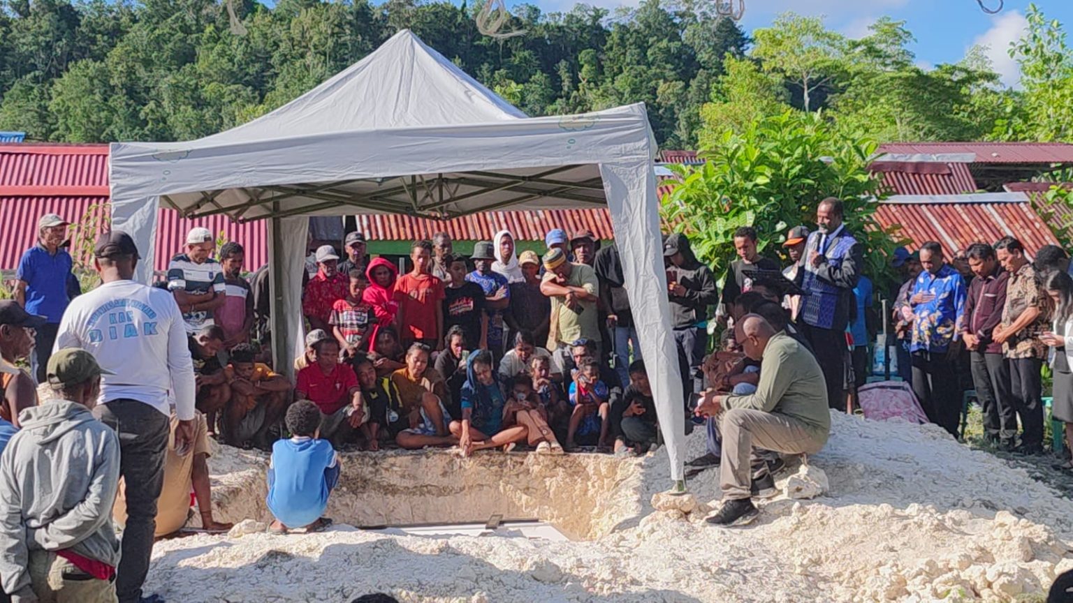 Suasana Haru Iringi Pemakaman Lima Korban Ledakan Biak di TPU Sorido. (Foto: Istimewa)