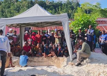 Pemakaman Massal Lima Korban Ledakan Biak, Warga Beri Penghormatan Terakhir