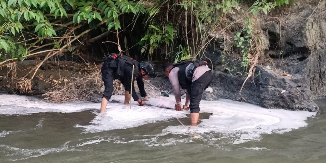Polres Jayapura dan Tim Jibom Amankan Temuan Mortir di Kawasan Kali Ariyau. (Foto: Istimewa)