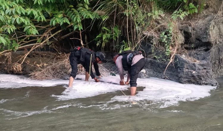 Polres Jayapura dan Tim Jibom Amankan Temuan Mortir di Kawasan Kali Ariyau. (Foto: Istimewa)
