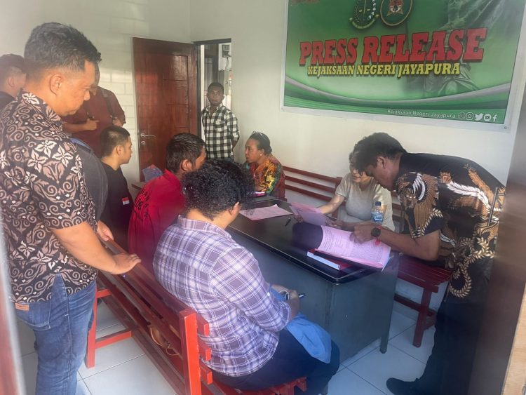 Tahap II Kasus Narkotika, Penyidik Serahkan Tersangka dan Barang Bukti ke Kejari Jayapura. (Foto: Istimewa)