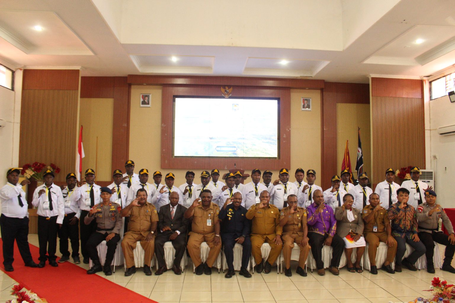 Foto bersama dalam kegiatan Pendidikan dan Pelatihan (Diklat) Kepamongprajaan bagi 25 Kepala Distrik se-Kabupaten Puncak. (Foto: Cornelia Mudumi)