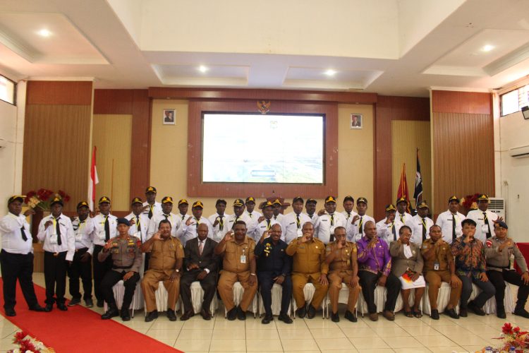 Foto bersama dalam kegiatan Pendidikan dan Pelatihan (Diklat) Kepamongprajaan bagi 25 Kepala Distrik se-Kabupaten Puncak. (Foto: Cornelia Mudumi)