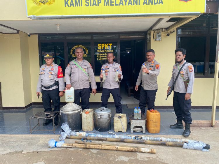 Polsek Merauke Kota Tindak Tempat Produksi Sopi, Puluhan Liter Bahan Baku Diamankan. (Foto: Istimewa)