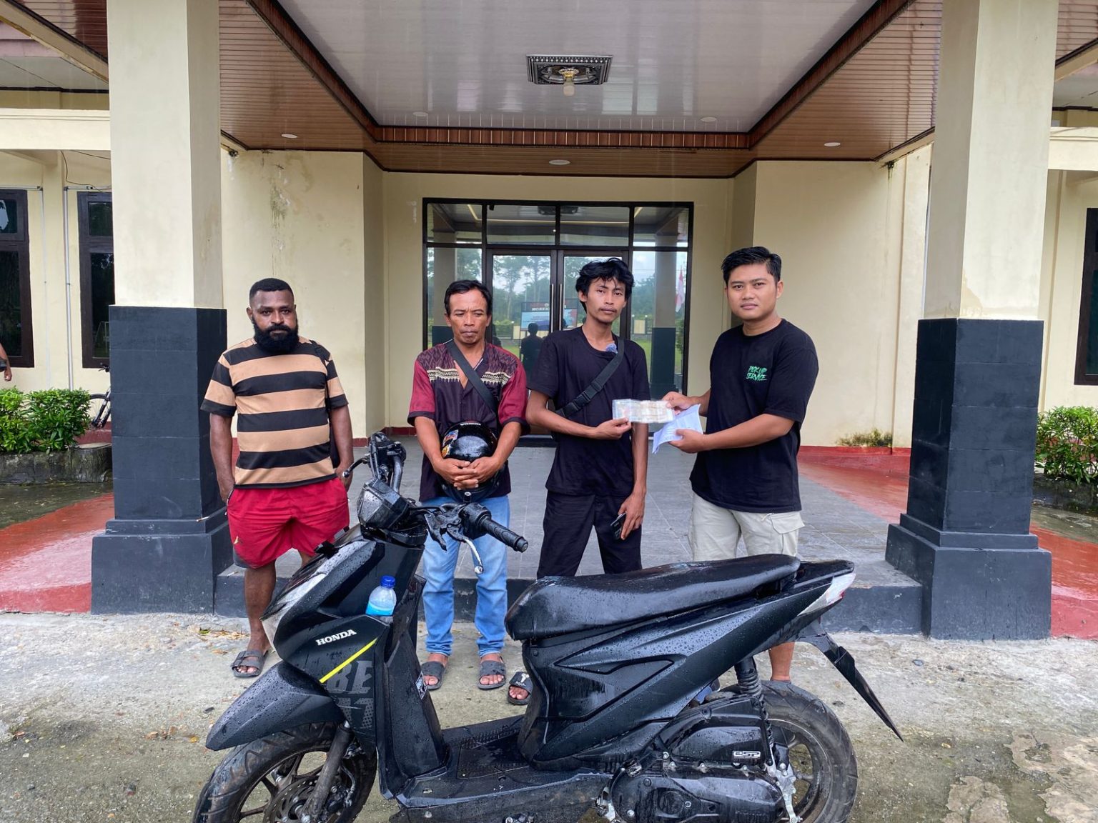 Satreskrim Polres Keerom Kembalikan Motor Korban. (Foto: Istimewa)