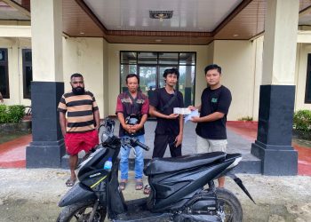Satreskrim Polres Keerom Serahkan Motor Hasil Ungkap Kasus Penipuan kepada Pemilik Sah