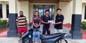 Satreskrim Polres Keerom Serahkan Motor Hasil Ungkap Kasus Penipuan kepada Pemilik Sah