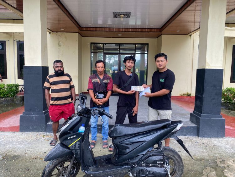 Satreskrim Polres Keerom Kembalikan Motor Korban. (Foto: Istimewa)