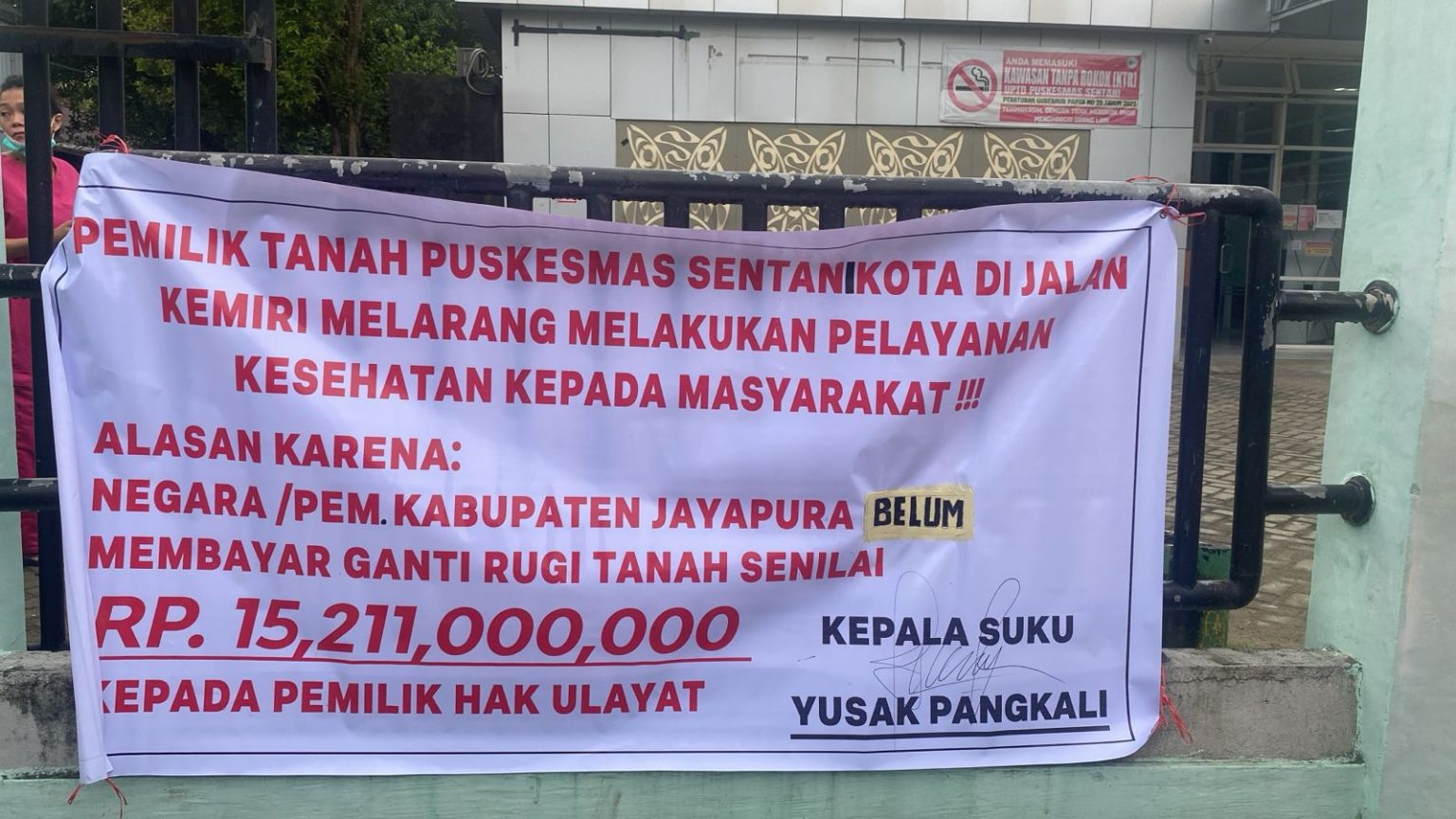 Sengketa Tanah Berujung Pemalangan, Pelayanan di Puskesmas Sentani Terganggu. (Foto: Cornelia Mudumi)