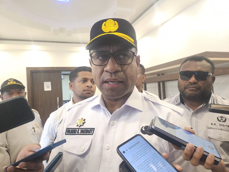 Ketua Panitia FDS XV 2026, Gilbert R. Yakwart saat diwawancarai. (Foto: Cornelia Mudumi)