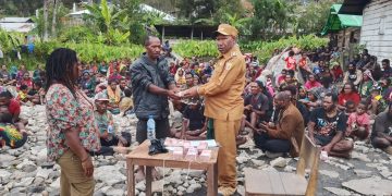 Bansos BLT dan PKH Resmi Disalurkan di Yugumuak, Pemkab Puncak Harap Tepat Sasaran