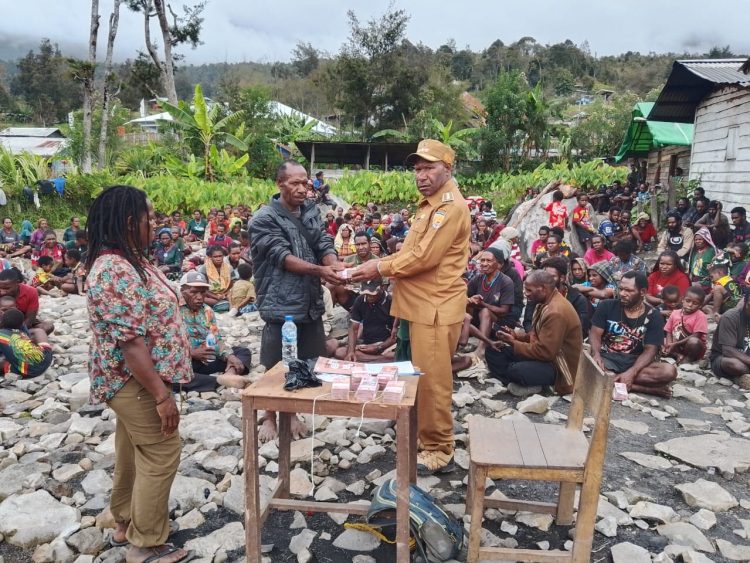 Bantuan BLT dan PKH Rp350 Juta Disalurkan untuk 10 Kampung di Distrik Yugumuak. (Foto: Istimewa)
