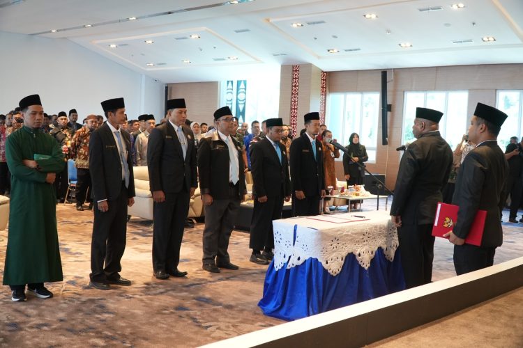 Gubernur Papua, Matius D. Fakhiri melantik dan mengambil sumpah Pimpinan BAZNAS Provinsi Papua Periode 2026-2031 di Aula Lukmen II. (Foto: Istimewa)