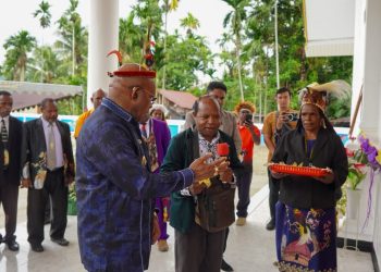 Bupati Puncak Elvis Tabuni Resmikan Gedung Gereja GKII Jemaat Petrus Kalimangga di Nabire