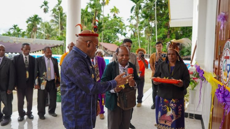 Bupati Puncak, Elvis Tabuni resmikan Gedung Gereja Jemaat GKII Petrus di Kalimangga, Sanoba, Nabire. (Foto: Istimewa)