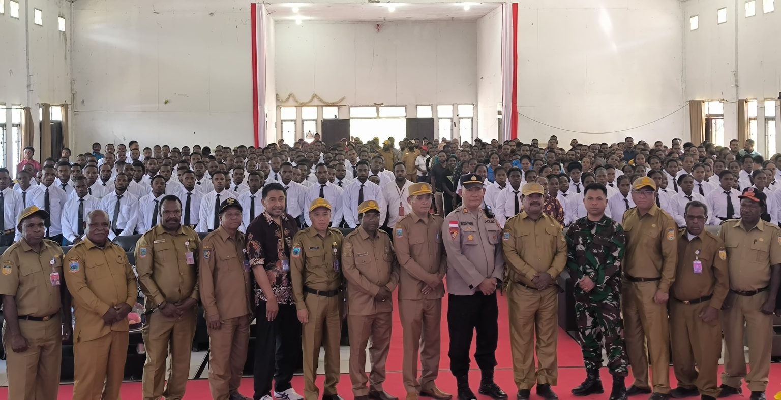 Asisten Bidang Pemerintahan Setda Kabupaten Puncak, Elkana Waropen (tengah),bersama dengan forkompinda Kabupaten Puncak, saat mewakili Bupati Puncak, Elvis Tabuni, melepas ratusan peserta Beasiswa Unggulan Puncak Cerdas Tahun Anggaran 2026 di Aula Negelar, Ilaga, Kabupaten Puncak, Senin (29/6/2026). Foto: Istimewa