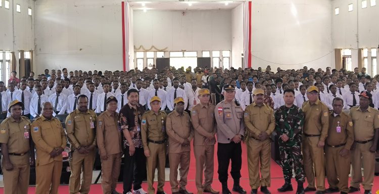 Asisten Bidang Pemerintahan Setda Kabupaten Puncak, Elkana Waropen (tengah),bersama dengan forkompinda Kabupaten Puncak, saat mewakili Bupati Puncak, Elvis Tabuni, melepas ratusan peserta Beasiswa Unggulan Puncak Cerdas Tahun Anggaran 2026 di Aula Negelar, Ilaga, Kabupaten Puncak, Senin (29/6/2026). Foto: Istimewa