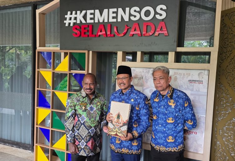 Wakil Bupati Puncak, Naftali Akawal (mewakili Bupati Puncak), didampingi sejumlah pimpinan OPD, saat melakukan pertemuan  dengan Menteri Sosial Saifullah Yusuf (Gus Ipul) di Jakarta, Senin (29/6/2026). Foto: Istimewa
