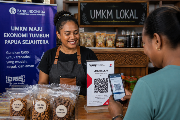 Pelaku UMKM lokal di Papua saat melayani transaksi QRIS. (Foto: Istimewa)
