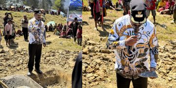 Wabup Puncak Letakkan Batu Pertama Pembangunan Gereja GKII Rehobot Nipuralome