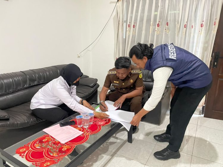 Kepala BKD dan Bendahara Waropen Dilimpahkan ke Kejati. (Foto: Istimewa)