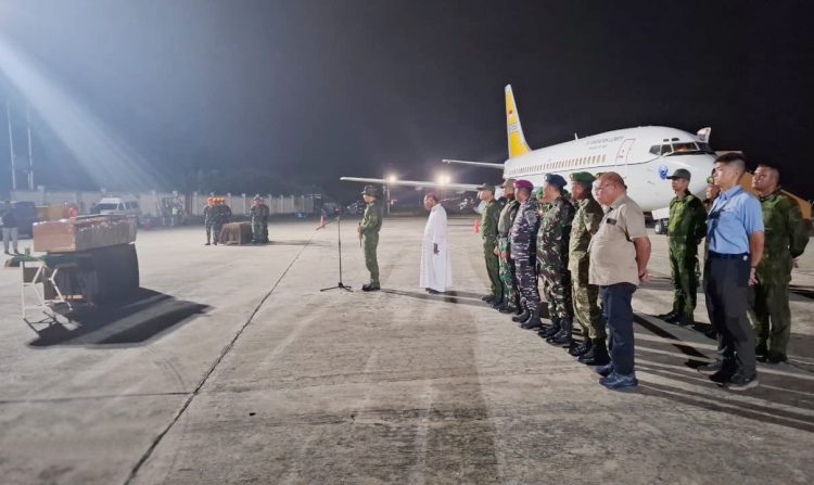 Jenazah Pilot AMA saat tiba di Bandara Sentani. (Foto: Istimewa)