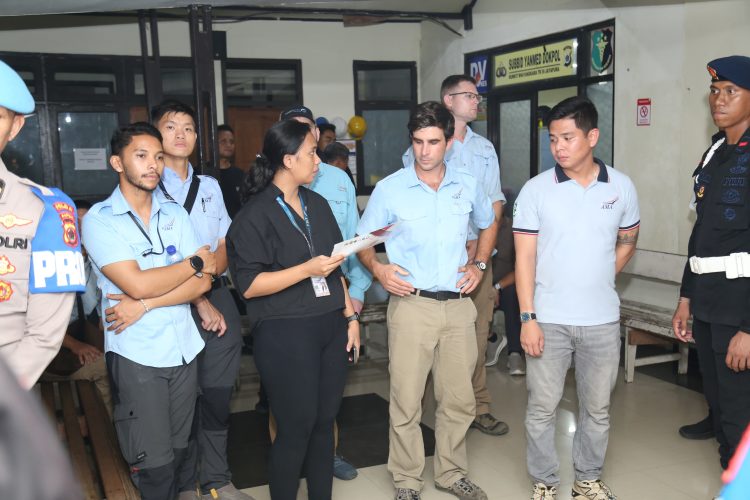 Jenazah Pilot AMA Nicolas Gosselin Tiba di Sentani, Polda Papua Kawal Hingga Proses Otopsi. (Foto: Cornelia Mudumi)