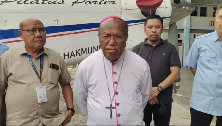 Uskup Jayapura, Mgr. Yanuarius Theofilus Matopai You saat di wawancarai oleh media. (Foto: Cornelia Mudumi)