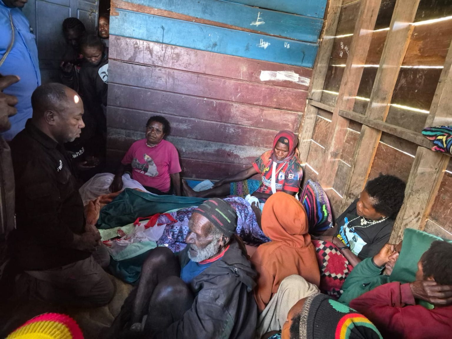 Kepala Kantor Komnas HAM Perwakilan Papua, Frits Ramandey saat meninjau korban penembakan Ibu Hamil di Intan Jaya. (Foto: Istimewa)