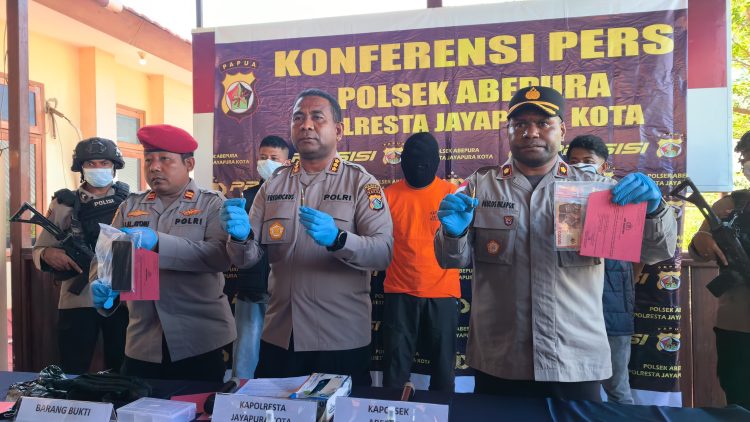 Press Conference kepada awak media di Mapolsek Abepura. (Foto: Cornelia Mudumi)