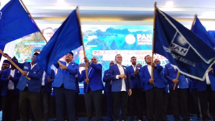 Zulkifli Hasan, resmi melantik jajaran pengurus Dewan Pimpinan Wilayah (DPW) dan Dewan Pimpinan Daerah (DPD) PAN se-Tanah Papua periode 2024–2029. (Foto: Cornelia Mudumi)