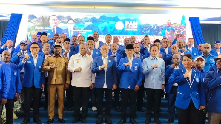 Foto bersama dalam kegitan pelantikan jajaran pengurus Dewan Pimpinan Wilayah (DPW) dan Dewan Pimpinan Daerah (DPD) PAN se-Tanah Papua periode 2024–2029. Pelantikan yang dipusatkan di Kabupaten Jayapura. (Foto: Cornelia Mudumi)