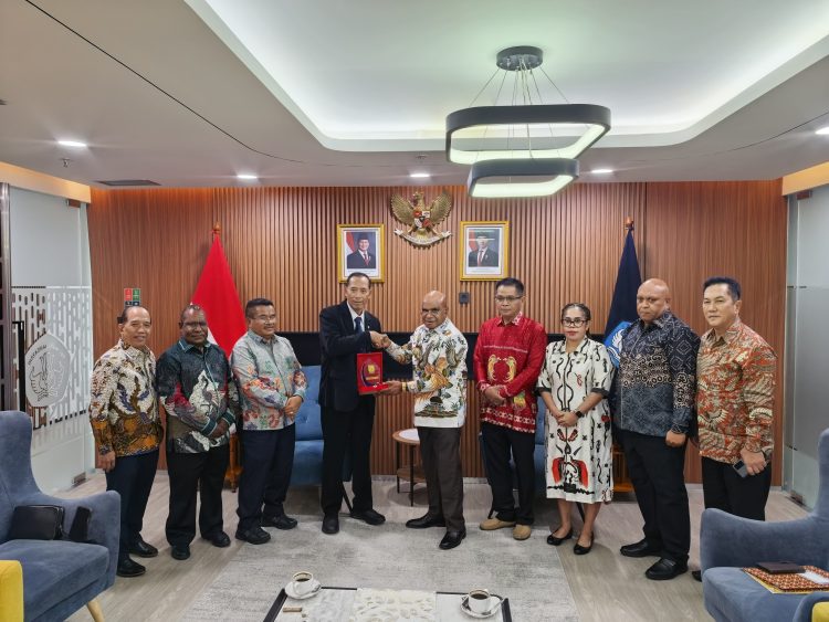 Bupati Puncak Elvis Tabuni melakukan pertemuan dengan Wakil Menteri Pendidikan Tinggi, Sains, dan Teknologi (Wamendiktisaintek) Prof. Dr. Fauzan, M.Pd, di Jakarta, Rabu (15/7/2026). (Foto: Istimewa)