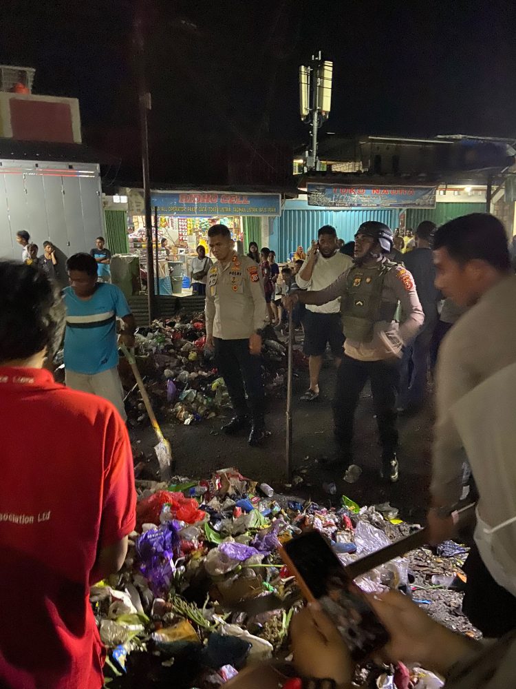 Polres Jayapura dalam menangani aksi protes para pedagang di kawasan Pasar Lama Sentani. (Foto: Istimewa)