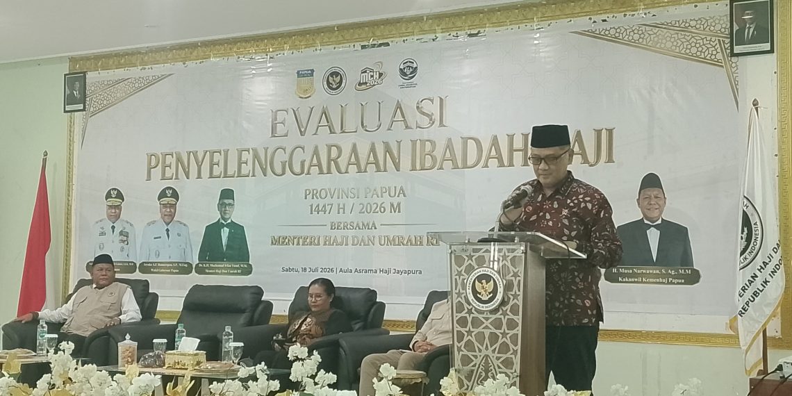 Menteri Haji dan Umrah Republik Indonesia, Dr. K.H. Mochamad Irfan Yusuf, M.Si, saat memberikan sambutannya dalam kegiatan evaluasi penyelenggara ibadah haji, bertempat di gedung asrama haji, Kota Jayapura. (Foto: Istimewa)