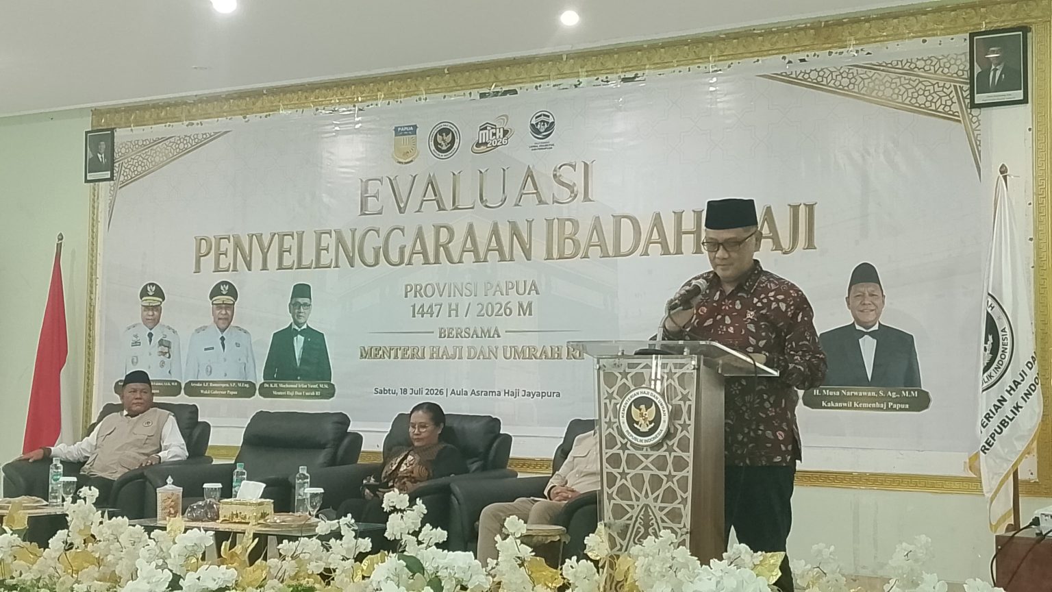 Menteri Haji dan Umrah Republik Indonesia, Dr. K.H. Mochamad Irfan Yusuf, M.Si, saat memberikan sambutannya dalam kegiatan evaluasi penyelenggara ibadah haji, bertempat di gedung asrama haji, Kota Jayapura. (Foto: Istimewa)