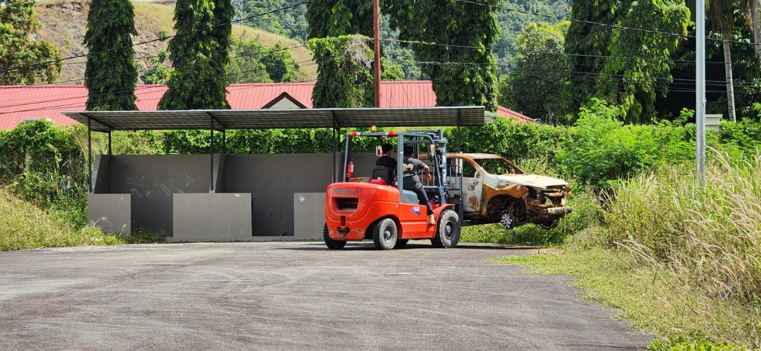 Polres Jayapura Tuntaskan Penanganan Kerusuhan Stadion Lukas Enembe, Barang Bukti Kendaraan Dievakuasi. (Foto: Istimewa)