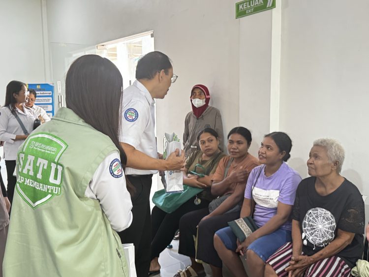 Manajemen BPJS Kesehatan kunjungi pasien peserta JKN di RSUD Jayapura. (Foto: Istimewa)